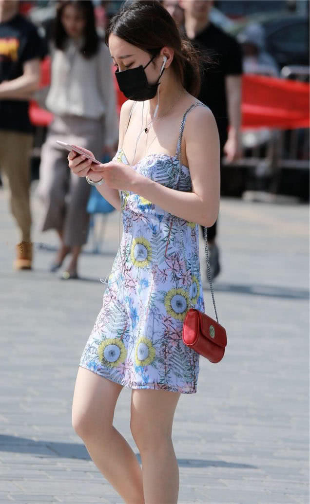 小姐姐穿吊带裙秀出浑圆饱满上围，领口太低我都不好意思看你了