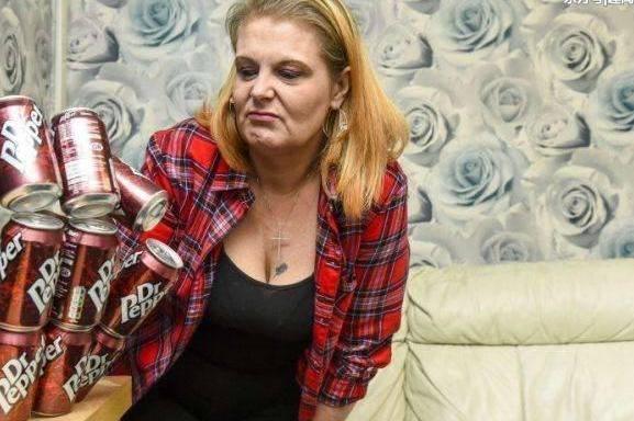 英国女子辛苦减掉150斤, 减肥后的效果却让她后悔不已