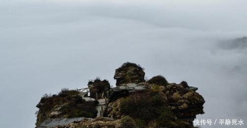 中国这寺庙建在云端, 随便一伸就能碰到白云, 网友说: 太危险了