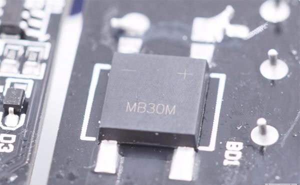 云星电子|三口USB+27瓦快充 米家插线板拆解:用料精细