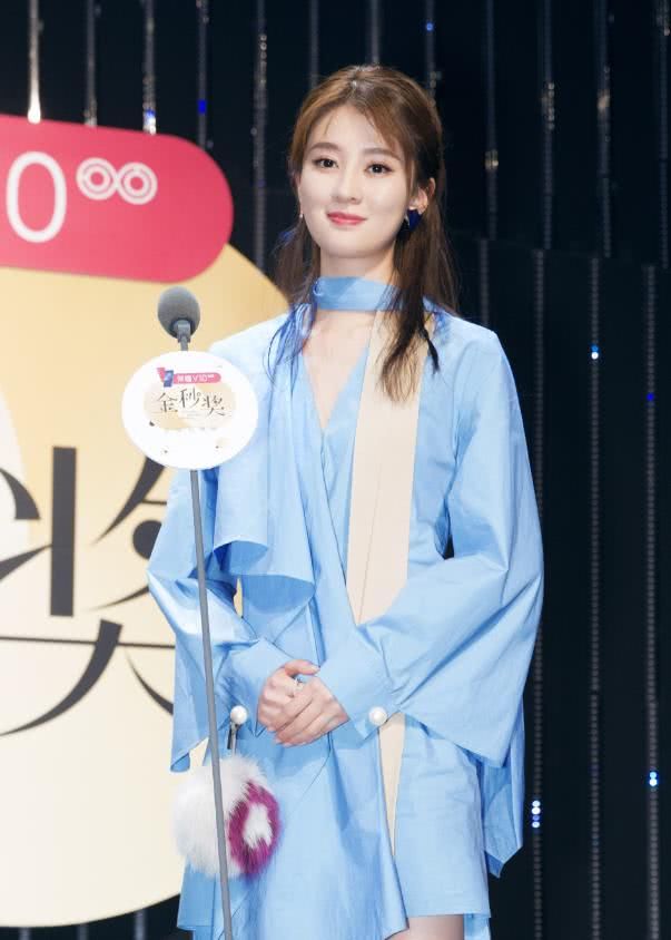 乔欣竟把肉色丝袜套在鞋子外!白瞎了大长腿!