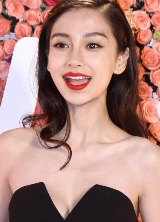 Angelababy一直被传整容，索性公开父母弟弟合照来辟谣