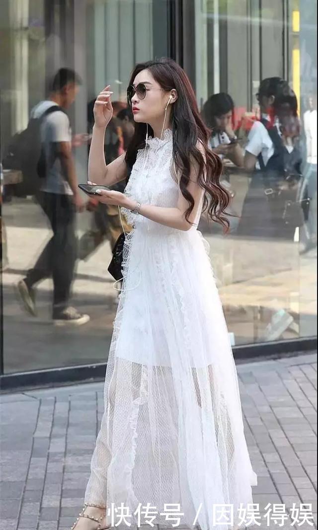 「方扣」脚上穿上一双带有方扣设计的尖头高跟鞋,看上去更加的有女人味