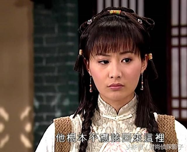 脸颊翘起一只小辫子的古装女子，何花乖巧、舒畅清纯、陈法拉俏丽