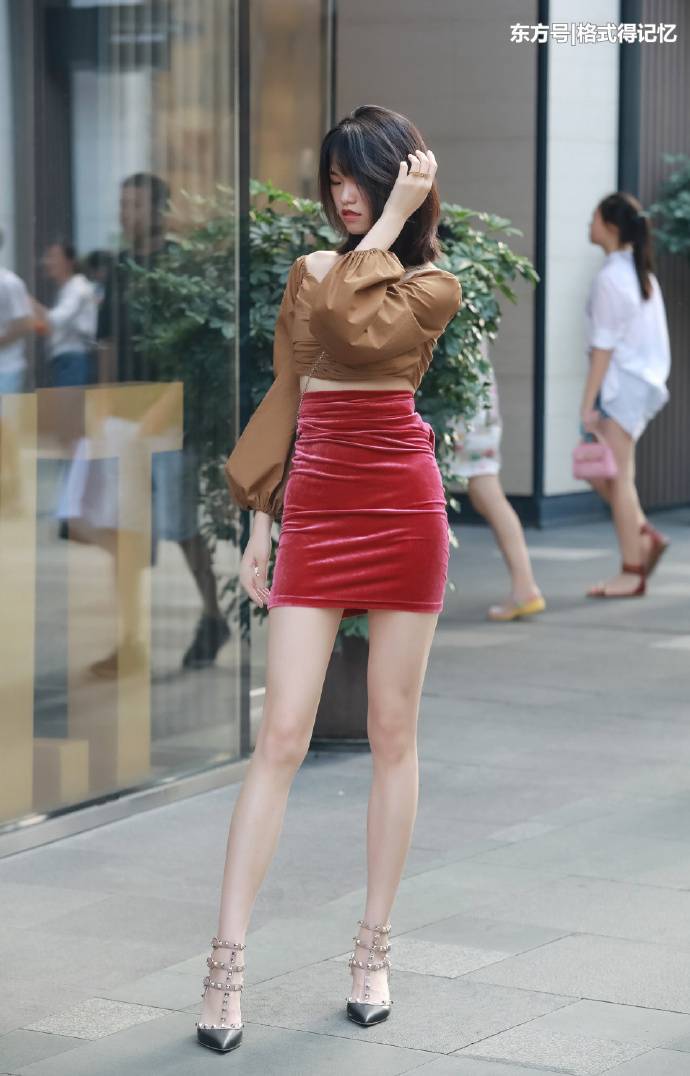 街拍：大长腿美女给人的视觉感都不一样，图5穿白衬衫不扣真美！