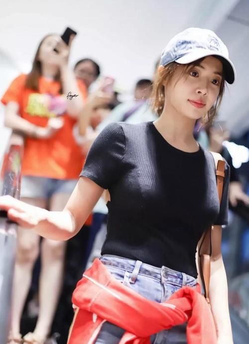 蔡依林最新机场街拍，一转身就惊艳了，网友：这么敢穿？