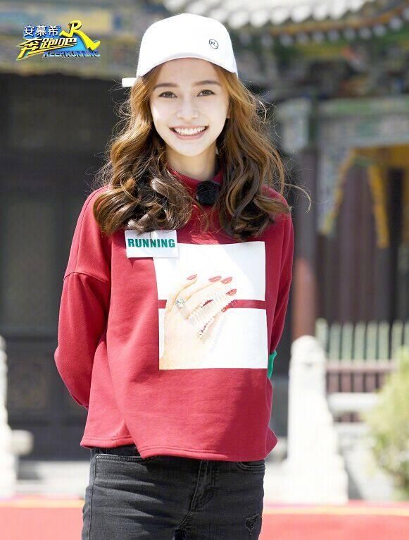 女星爱戴白帽子：赵丽颖太普通，baby真心美，最潮的还是热巴！