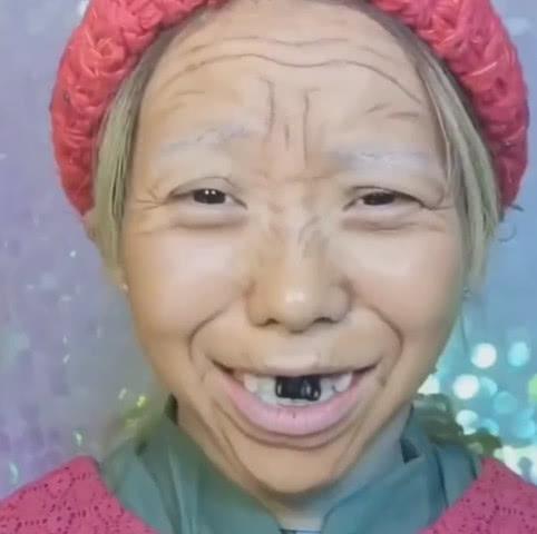性感女神卸妆后，再度补妆变老太，网友：这化妆技术炸翻天！