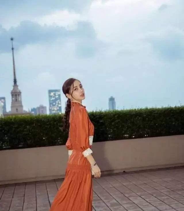 杨颖撞上赵丽颖, 差距一目了然, 一个似超模一个像村花