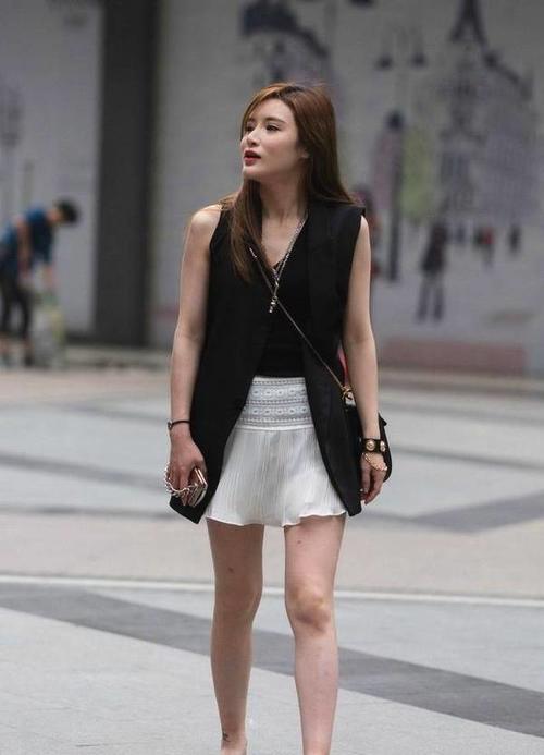 美女散步，青春靓丽亭亭玉立，是你的菜吗？