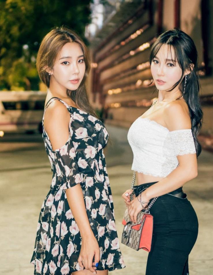 街拍：婀娜多姿的美女真是极品，傲人身材惹人爱，真是太赞了！