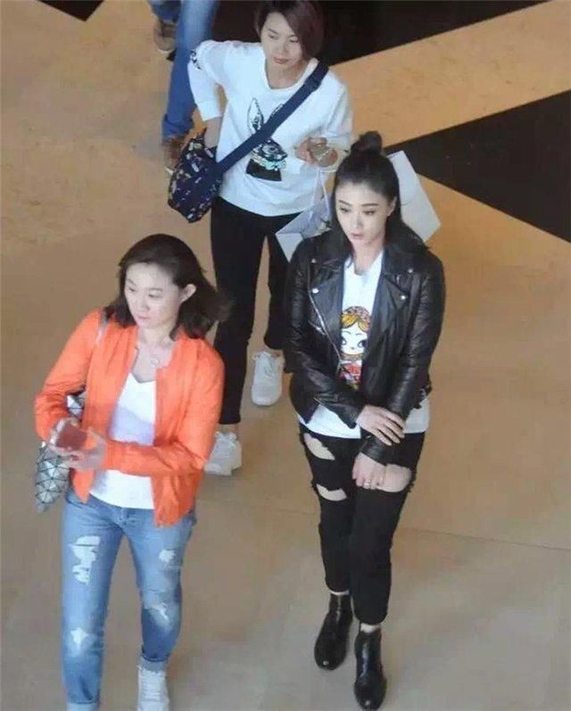 欧阳娜娜广州出席活动，网友：这裙子让她至少胖了20斤