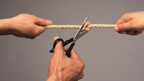 男童遭拐卖被捆床板，派出所解救后急寻父母？传言是假的，但真相