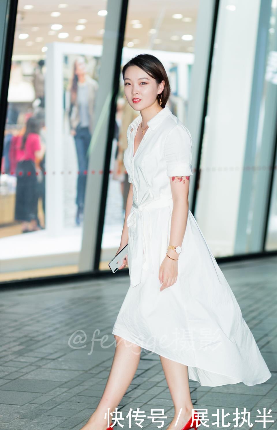 『 裙摆』带起了红鞋白裙美女的裙摆,有种飘飘欲仙的感觉,街拍:夜风拂过