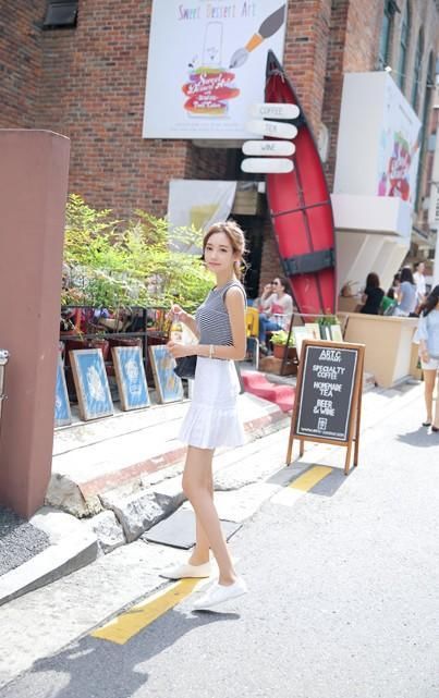 街拍 夏天秀出白皙美腿的妙龄女郎, 孙允珠长腿诱惑写真