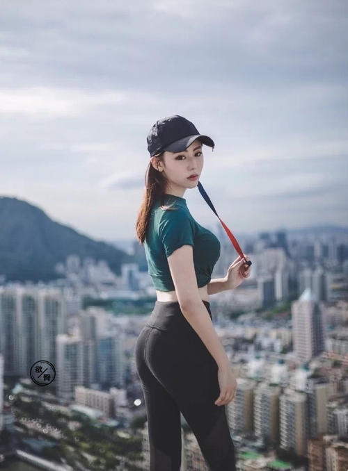 街拍:小姐姐紧身着装显出单纯秀丽,唇红齿白的时尚的美人!