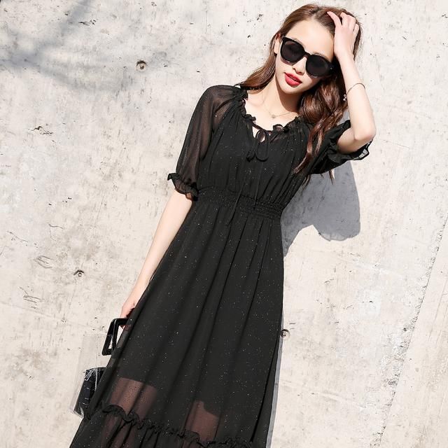 套装落伍了，才知道连衣裙更有特色，难怪大姐也要买