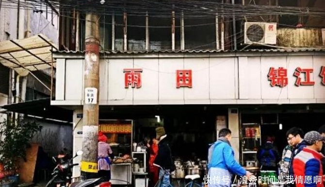 成都街道“苍蝇馆子”兴旺,游客觉得不卫生,土著:外地人不懂吃