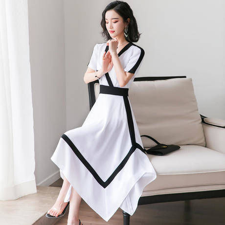 时尚浪漫尽显迷人气场，女人30岁，连衣裙就穿轻龄款