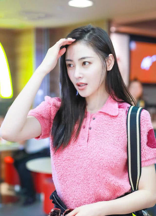 张天爱穿紧身裤竟敢拉开裤门拉链,全靠胯宽撑住,网友:受不了!