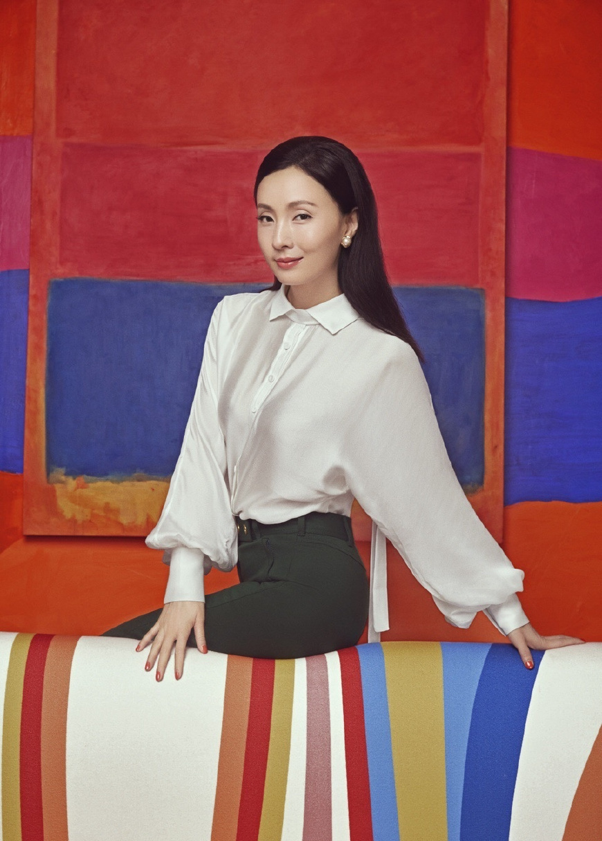 被46岁陶虹美到了!一袭黑色鱼尾裙优雅时尚,网友:气质不减当年