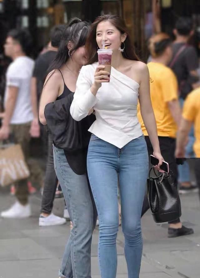  「版型设计」紧身打底裤时尚感十足，高腰的设计修长而高挑，衬托出优雅大气
