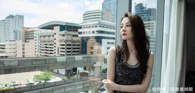 迪丽■流苏裙角开到大腿根，撩男也撩女，有一种性感叫迪丽热巴穿短裙