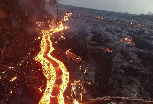 夏威夷活火山喷发 熔浆吞噬森林