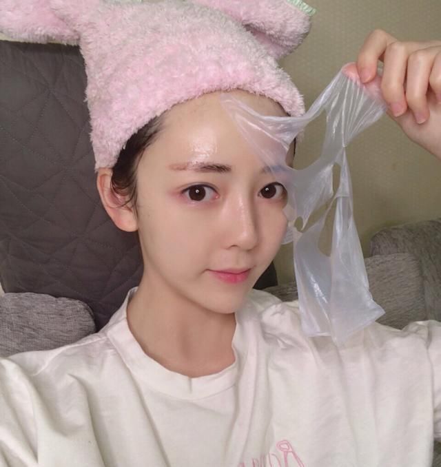  [敷面膜]皮肤粗糙暗沉？注意睡前的四个护肤小技巧，皮肤越变越好