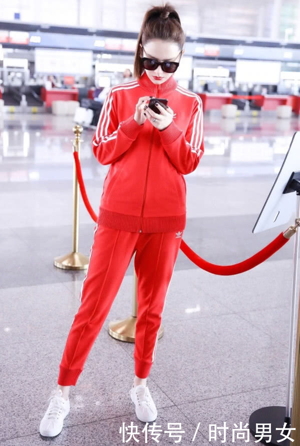 戚薇现身街头，白T配运动裤都能穿出大长腿，网友：气质真好！