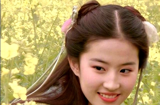  [神仙姐姐]刘亦菲18岁时，在油菜花地里的照片很仙，身后自行车很有年代感！