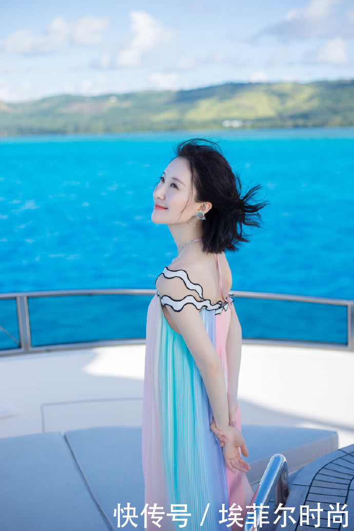 舒畅难得性感一回,穿深V礼服亮相,网友:女神露一点不要紧!