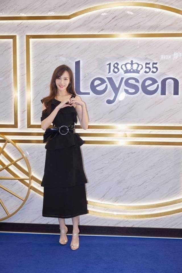 唐嫣化身“环卫工”路边打扫，网友：这应该是最漂亮的环卫工了