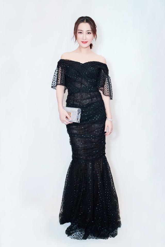 马苏穿抹胸裙现身，绿色裙摆太入眼，网友：除了她没人能驾驭！