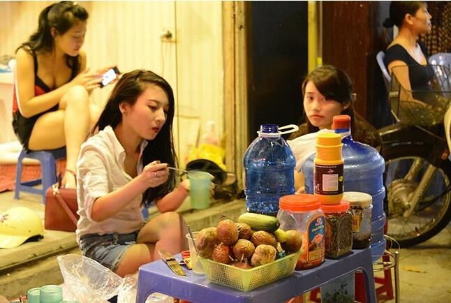 实拍:摆水果摊的农村女孩，第4个最美，但大家却喜欢最后一个!