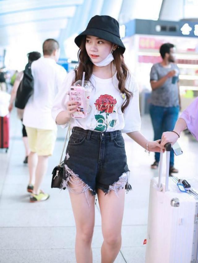 没有大长腿就别穿”狗啃式“短裤，杨超越成短腿，紫宁惨变五五分