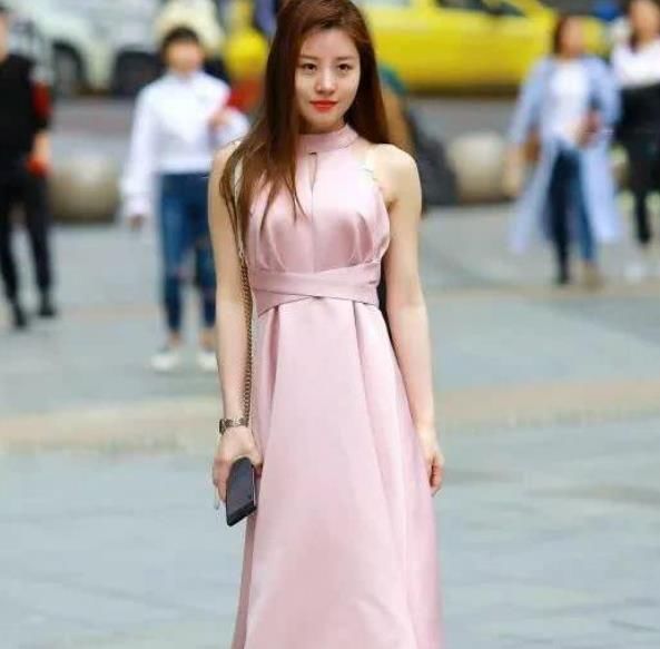  『红色』街拍:如花似玉的美女,一条玫红色的露肩连衣裙,时尚完美好身姿