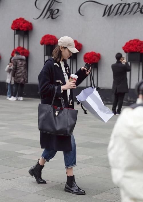  气质|街拍：小姐姐气质休闲的黑色系穿搭，看起来简约又清清爽爽