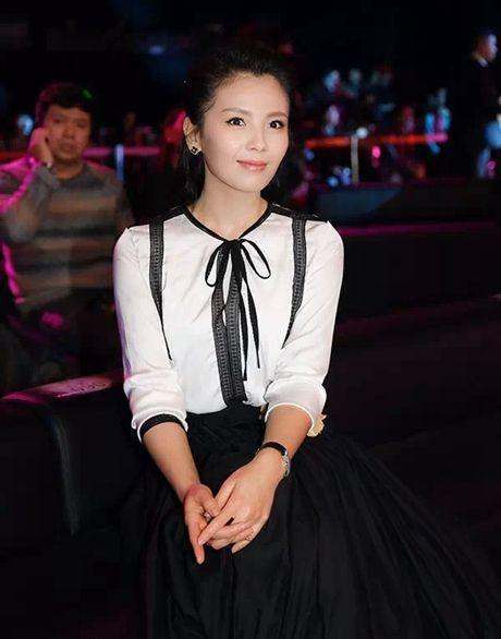 刘涛真大胆! 穿的紧身开叉裙勒得那么紧 网友: 为了帮老公还债什