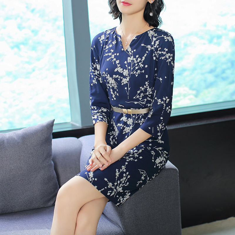 好身材不怕看，瞧瞧下面女人这样穿，丰满迷人又不失气质，还显嫩