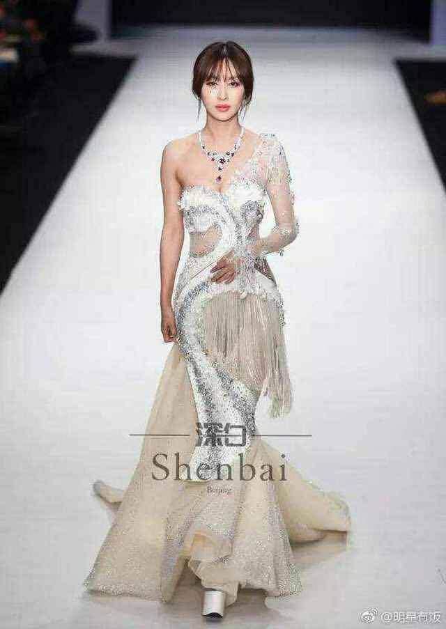 李菲儿为炫身材，穿裙子只够遮重点，腿上的毛看得我强迫症犯了