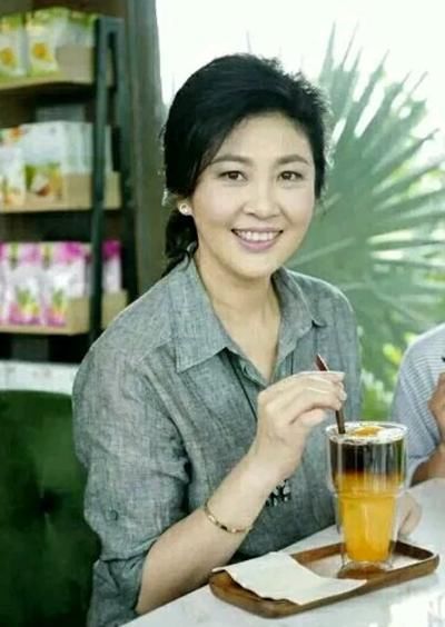 泰国前总理英拉:包臀裙凸显丰腴,图三扮牛仔女郎很美艳!