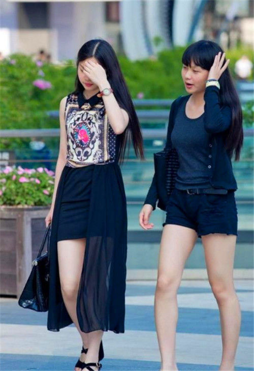 『带笑』街拍:美女白色穿修身短裙,眉眼带笑,温婉可人