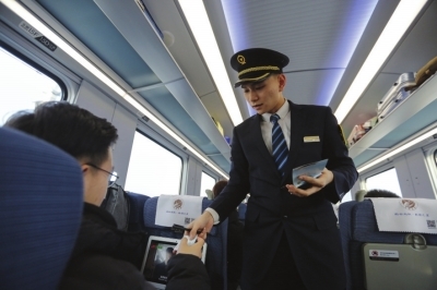 “绿巨人”动车组首秀兰渝铁路