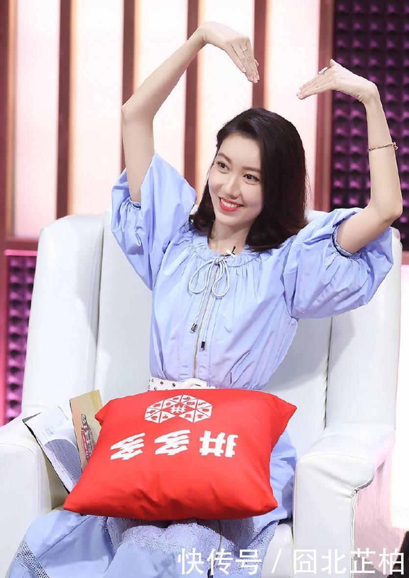 蓝色■高露奔四年纪状态好,穿蓝色连衣裙清纯可人,纤细身材不像两娃妈