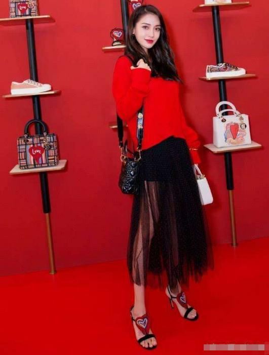 辣妈只服杨颖，当妈还要穿“彩色爱心鞋”装嫩，出乎意料的好看!