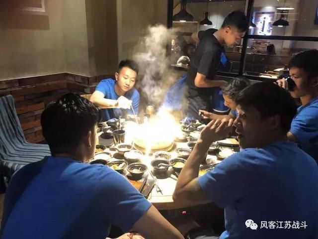 喷子加造谣太可怕！苏宁球员米兰吃顿火锅被黑惨了