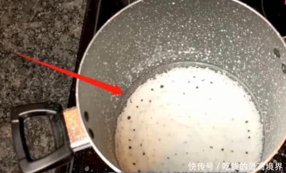 海水为啥不能直接喝，老外把一壶海水烧干，打开后愣住了