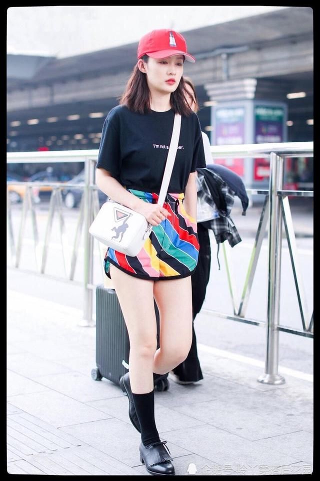 李沁的短裤也太花了，网友：晃得我头晕！
