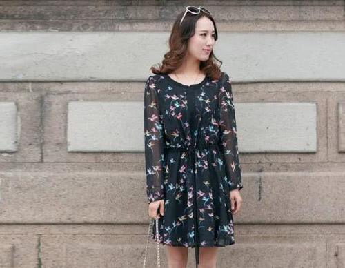 四十岁左右的女人，穿裙子照样可以显得美丽漂亮，韵美迷人